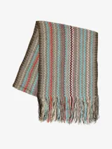 Bufanda tipo chalina de tejido de punto con diseño de ondas en zigzag multicolor y flecos en los extremos.