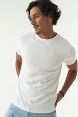 Remera color salmón de corte clásico, cuello redondo y logo bordado en el pecho.