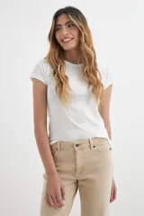 Remera blanca de algodón con cuello redondo y mangas cortas.