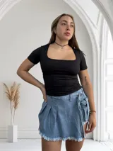 Remera negra ajustada al cuerpo, con escote cuadrado y mangas cortas.