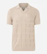 Remera polo de manga corta color beige, con cuello inglés y textura patchwork en cuadrados.