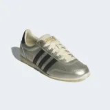 Championes Adidas Japan plateados con detalles en negro y suela color crema.