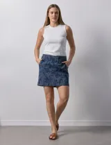 Falda estampada azul con short interno, pretina ancha elastizada y bolsillos delanteros.