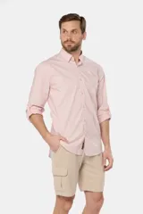 Bermuda color beige de corte recto, con bolsillos cargo laterales y confeccionada en lino.