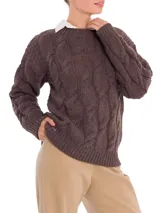 Sweater color crudo de lana de oveja y alpaca, con cuello redondo y diseño de trenzas.