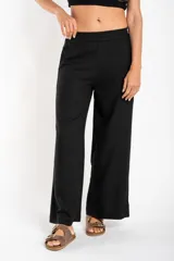 Pantalón negro de corte recto y tiro medio, confeccionado en viscosa y lino.