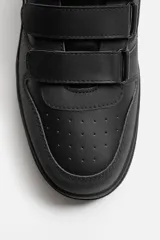 Zapatillas deportivas negras con triple cierre adherente, combinación de piezas en el corte y suela con ligero volumen. Diseño de inspiración retro.