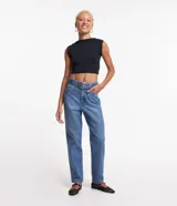 Pantalón mom jeans de tiro alto con cinturón con hebilla.