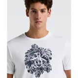 Remera blanca de mangas cortas con estampado de hojas de monstera en el frente.