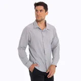 Camisa manga larga color verde oliva, confeccionada en poliéster y spandex. Cuenta con cuello camisero, cierre con botones, bolsillo en el pecho y protección solar UPF 50+.
