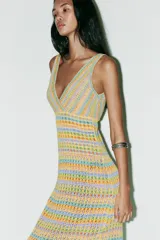 Vestido largo de punto crochet multicolor con escote en pico cruzado en delantero y espalda y tirantes anchos.