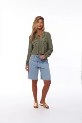 Bermuda de jean celeste con ruedo desflecado.