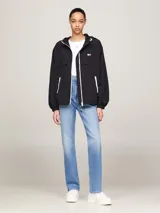 Pantalón de jean celeste, de corte recto y tiro alto, con cintura ajustable, cinco bolsillos y efecto desteñido.