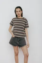 Short de jean de tiro alto, color negro lavado, con corte ancho y dobladillo deshilachado.