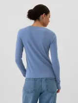 Remera básica de manga larga color negro, con cuello redondo y corte ajustado.