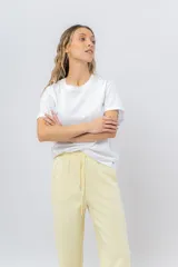 Pantalón jogger wide fit color amarillo pastel, confeccionado en algodón suave, con cintura elástica con cordón ajustable y bolsillos laterales funcionales.
