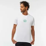 Camiseta blanca de manga corta con estampado verde de texto "L.A. California Sunset Blvd.".
