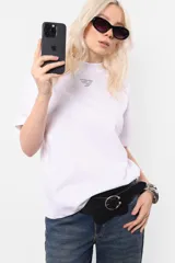 Remera blanca de manga corta con cuello medio en ribb, dobladillos anchos y aplique 3D del logo en el delantero.