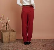 Pantalón de vestir color bordó, de corte babucha con pinzas, pretina ancha y bolsillos traseros con tapa.