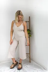 Mono de tirantes ajustables, con escote en V y diseño relajado.