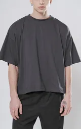 Remera negra de manga corta con calce boxy fit, realizada en tejido jersey 24/1 americano.