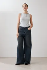 Pantalón de jean azul oscuro, de corte wide leg.