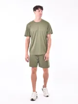 Remera verde militar de poliéster con cuello redondo y mangas cortas. Ideal para actividades deportivas.