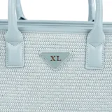 Cartera tipo shopper grande color celeste, confeccionada en rafia y cuero sintético. Tiene doble asa de mano, correa bandolera regulable y cierre superior. El interior está forrado en tela de algodón y poliéster, y cuenta con un bolsillo con cierre y dos bolsillos abiertos.