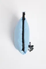 Necessaire celeste con diseño capitoneado y cierre superior con tirador negro.