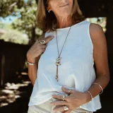 Brazalete rígido abierto de plata 925 con diseño orgánico irregular.