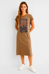 Vestido midi color marrón con estampado de guitarra y flores, cuello redondo y mangas cortas con dobladillo.