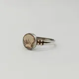 Anillo de plata 925 con aplique de oro 9k en forma de concha.