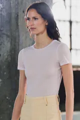 Camiseta de algodón color blanco, de corte slim fit, cuello redondo y manga corta.