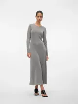 Vestido midi tejido color gris con brillo, de manga larga y cuello redondo.