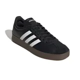 Championes Adidas VL Court Base negros con las tres tiras blancas y suela marrón.