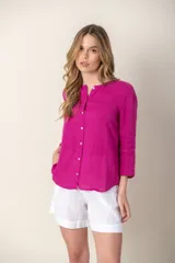 Camisa fucsia de lino con cuello mao y mangas 3/4.