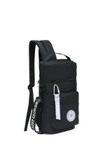 Mochila matera celeste con detalles en negro, con correas de mochila y correa larga para usar como bolso. Tiene un bolsillo frontal con cierre y un aplique circular con un corazón. Incluye un llavero naranja con la palabra 'TRENDY'.