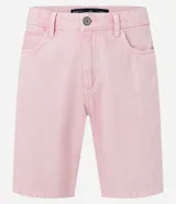 Bermuda de sarga color rosa, corte slim, con bolsillos laterales y traseros.