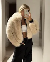Campera corta de piel sintética color beige con cuello amplio, cierre frontal con cremallera y forro interior.