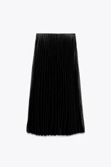 Falda midi plisada color marrón oscuro, de tiro alto y cintura elástica.