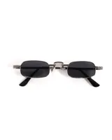 Lentes de sol con marco rectangular plateado y lentes oscuros.