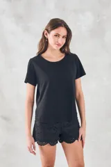 Remera blanca de algodón peinado con corte recto y mangas cortas.