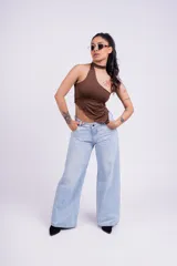 Top color borgoña con escote halter asimétrico y tiras finas que se atan al cuello.