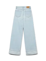 Pantalón jean celeste claro, de corte wide leg, tiro alto y largo extra. Confeccionado en denim de sarga con mezcla de algodón y elastano. Diseño clásico de cinco bolsillos con cierre de botón y cremallera.