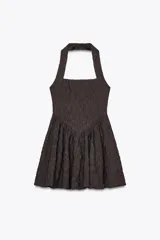 Vestido corto marrón con textura, cuello halter y escote recto.
