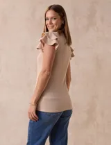 Remera beige de tejido acanalado, con cuello redondo y mangas cortas con volados.