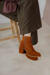 Botas cortas de cuero marrón con elástico lateral y tacón ancho.