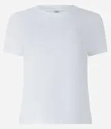 Remera básica de media malla color blanco, con cuello redondo y mangas cortas.