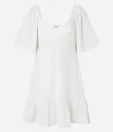 Vestido corto evasê de viscolino color crudo, con escote en V, mangas cortas amplias, recorte cut-out en los laterales de la cintura y volado en el ruedo.