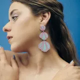 Aros colgantes con forma de conchas marinas, color celeste con detalles en rosa.